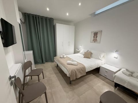 Bed, TV and multimedia, Living room, Photo of the whole room, Seating area, Bedroom