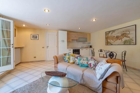 Kitchen or kitchenette, Living room, Seating area, Dining area, pet friendly, stove