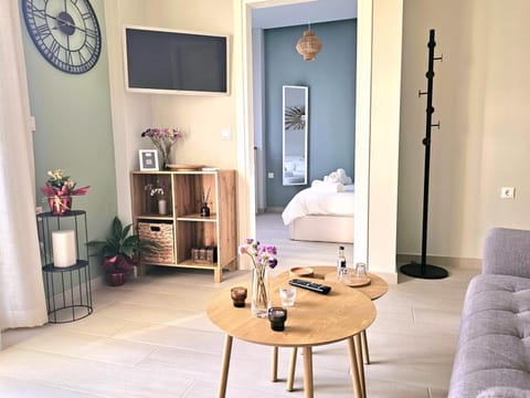Bed, TV and multimedia, Living room, Photo of the whole room, Seating area, Dining area, Bedroom