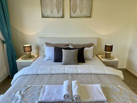 Bed, Photo of the whole room, Bedroom, towels