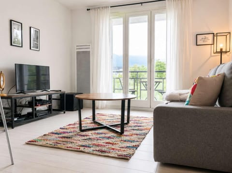 TV and multimedia, Living room, Seating area, Dining area