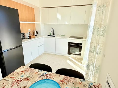 Coffee/tea facilities, Kitchen or kitchenette, Dining area, dishwasher, heating, internet, microwave, oven, stove, air conditioner