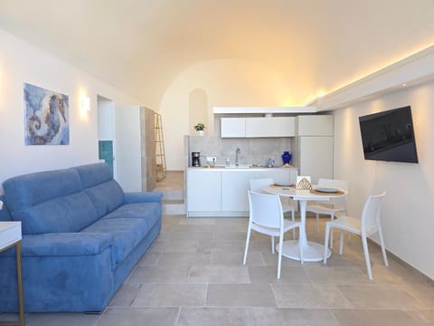 Communal lounge/ TV room, TV and multimedia, Kitchen or kitchenette, Dining area, kitchen, air conditioner