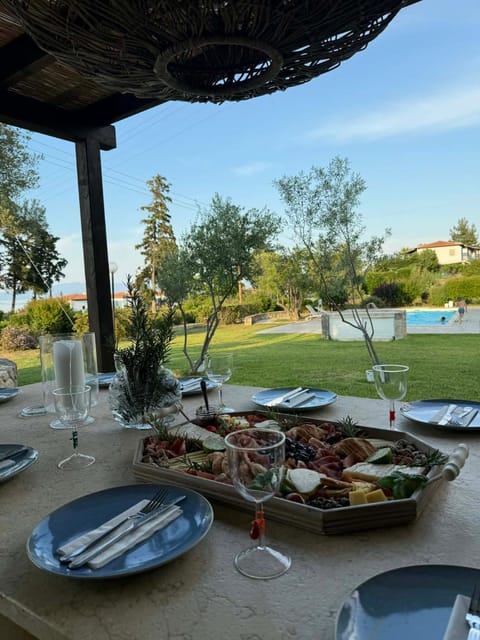 Patio, Day, Garden, Food and drinks, Garden view, Swimming pool, Dinner