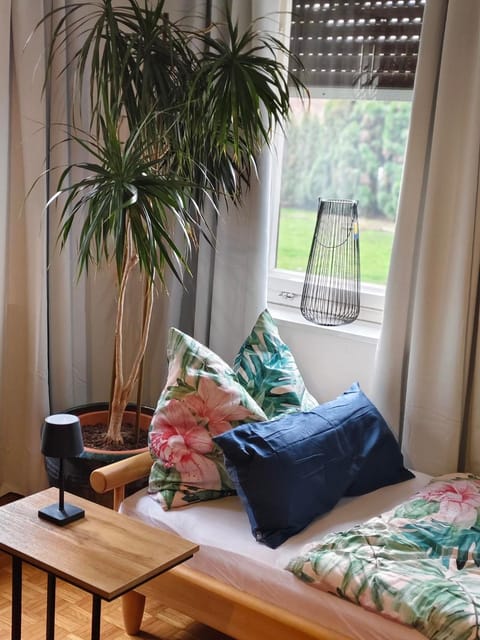 Bed, Bedroom, Garden view