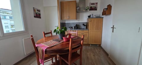 Kitchen or kitchenette, Dining area, oven, pet friendly, stove