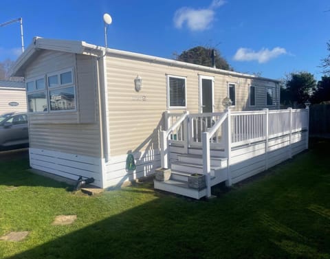Property building, Day, Seating area, Dining area