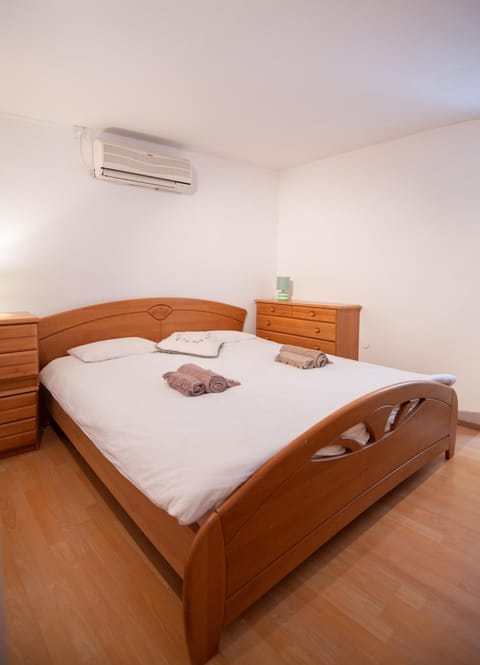 Bed, towels, air conditioner