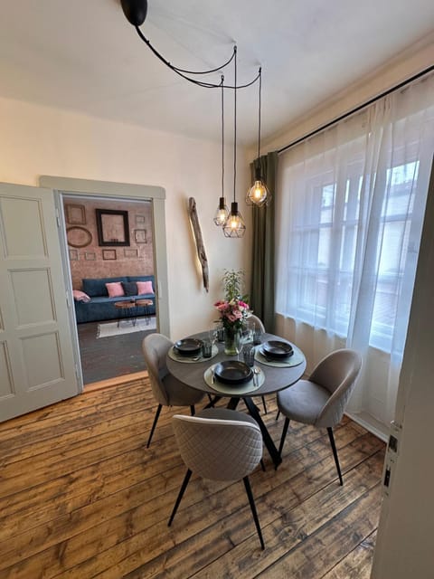 Seating area, Dining area