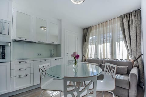 Kitchen or kitchenette, Seating area, Dining area