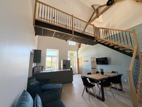 Communal lounge/ TV room, TV and multimedia, Kitchen or kitchenette, Seating area, Dining area