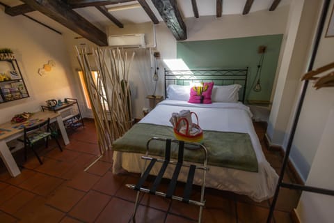 Bed, Photo of the whole room, Seating area, Dining area, Bedroom
