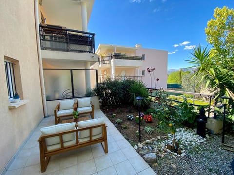 Property building, Garden, Balcony/Terrace, Garden view