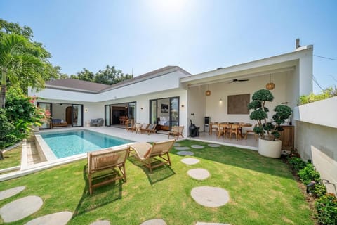 Property building, Patio, Garden, Swimming pool, Swimming pool, sunbed