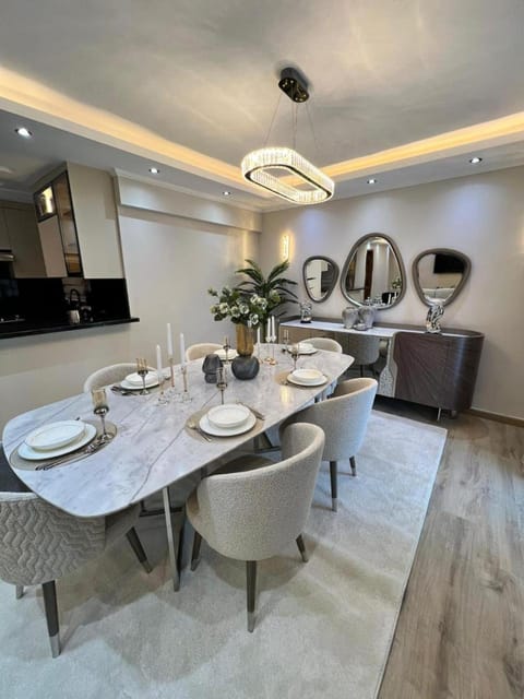 Kitchen or kitchenette, Living room, Seating area, Dining area