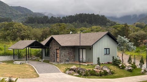 Property building, Spring, Day, Natural landscape, Garden, Garden, Garden view, Mountain view