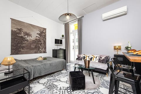 Bed, TV and multimedia, Photo of the whole room, Seating area, Dining area, air conditioner
