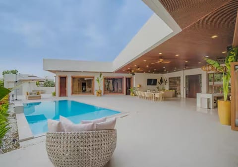 Property building, Swimming pool, Breakfast