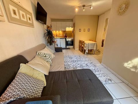 Kitchen or kitchenette, Living room, Seating area, Dining area, oven