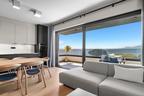 View (from property/room), Balcony/Terrace, Living room, Dining area, Sea view