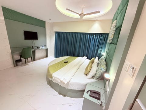 Bed, TV and multimedia, Photo of the whole room