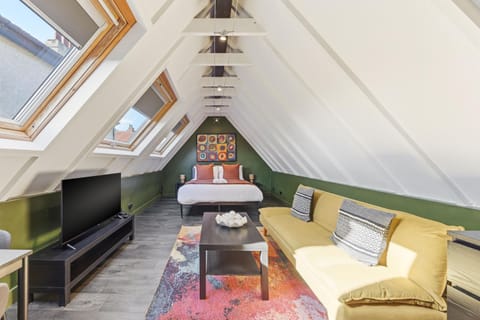 Bed, TV and multimedia, Living room, Photo of the whole room, Seating area