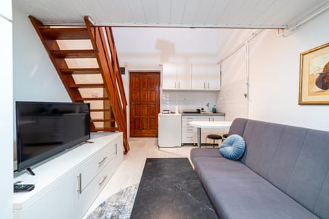 TV and multimedia, Kitchen or kitchenette, Living room, Seating area
