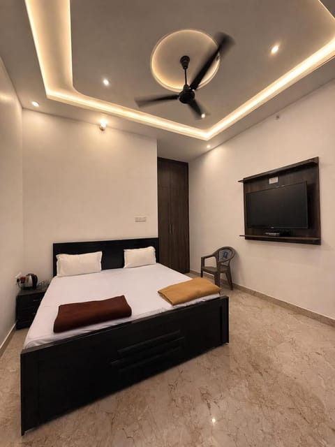 Communal lounge/ TV room, Bed, TV and multimedia, Photo of the whole room, Bedroom