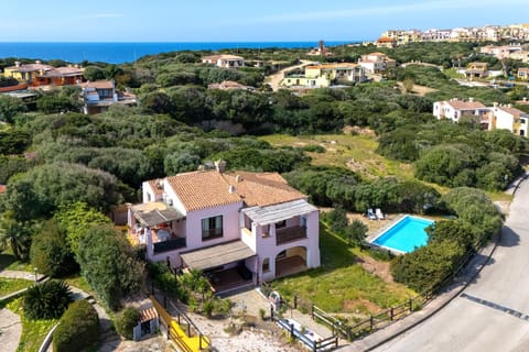 Property building, Day, Neighbourhood, Natural landscape, Bird's eye view, Pool view, Sea view, Street view, Swimming pool, Location