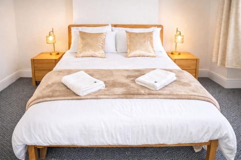 Bed, Bedroom, towels