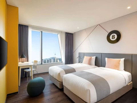 Bed, TV and multimedia, Coffee/tea facilities, View (from property/room), Balcony/Terrace, Photo of the whole room, Bedroom, City view, Landmark view, Quiet street view