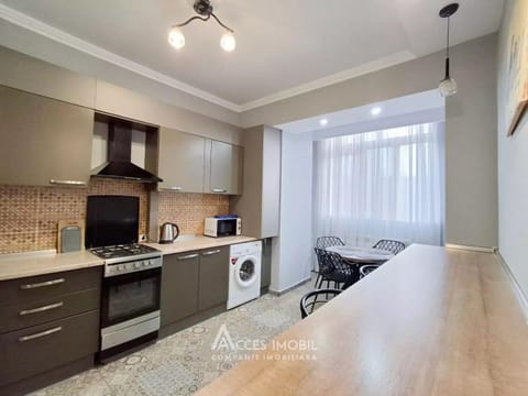 Kitchen or kitchenette, Dining area, stove