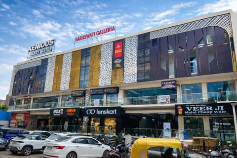 Property building, Day, Neighbourhood, City view, Street view, Location, Parking