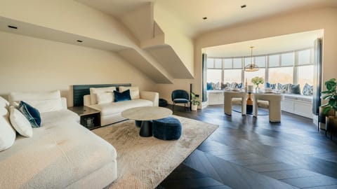 Day, Living room, Photo of the whole room, Seating area, Dining area