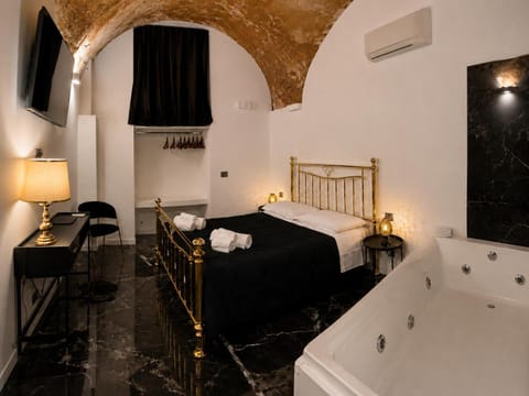 Bed, Hot Tub, Bedroom