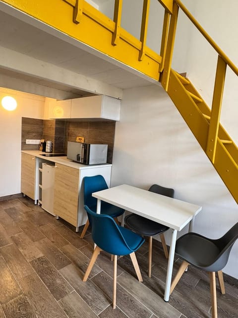 Kitchen or kitchenette, Dining area, stove