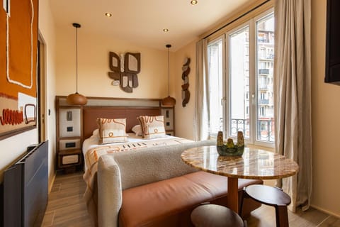Bed, Living room, Photo of the whole room, Seating area, Dining area, Bedroom