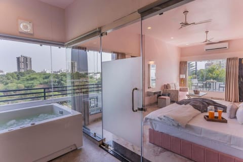 Hot Tub, Balcony/Terrace, Photo of the whole room, Bath