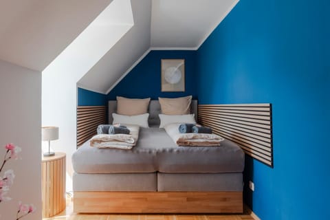 Photo of the whole room, Bedroom, towels