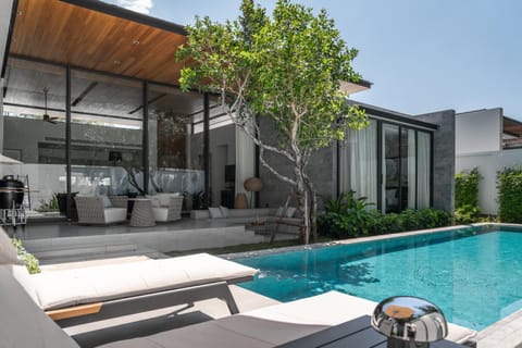 Patio, Day, Balcony/Terrace, Swimming pool, sunbed