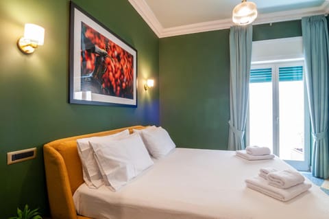 Bed, towels