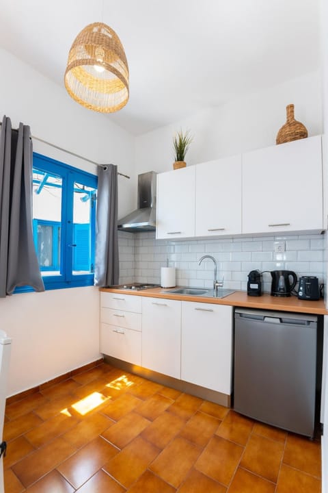 Coffee/tea facilities, Kitchen or kitchenette, dishwasher, stove, toaster