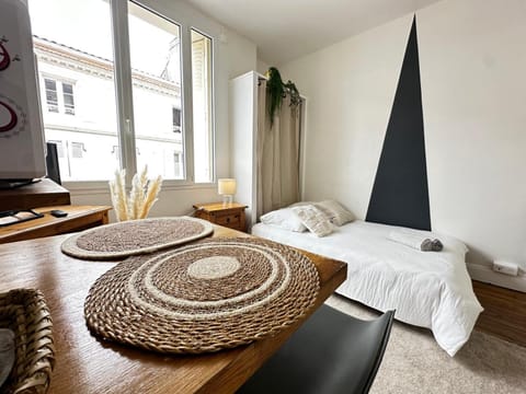 Bed, TV and multimedia, Living room