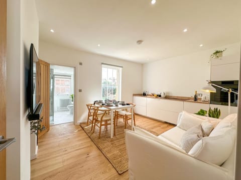 TV and multimedia, Kitchen or kitchenette, Living room, Seating area, Dining area