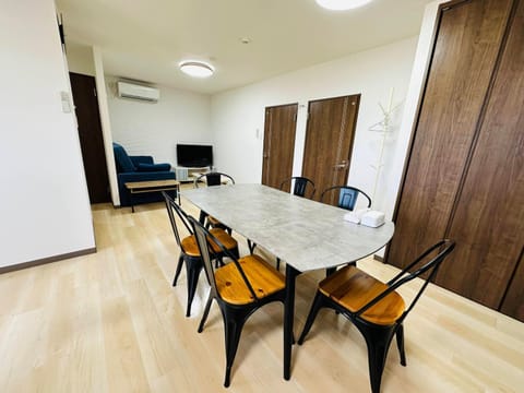 TV and multimedia, Living room, Seating area, Dining area, Evening entertainment, air conditioner