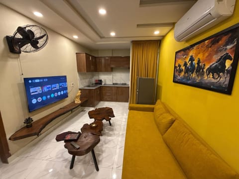 TV and multimedia, Kitchen or kitchenette, Living room, Evening entertainment, air conditioner