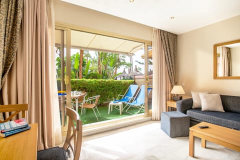 View (from property/room), Balcony/Terrace, Living room, sunbed