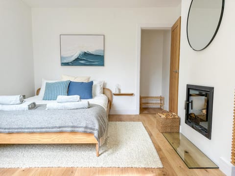 Bed, TV and multimedia, Living room, Photo of the whole room, Seating area, Bedroom, flat iron, towels
