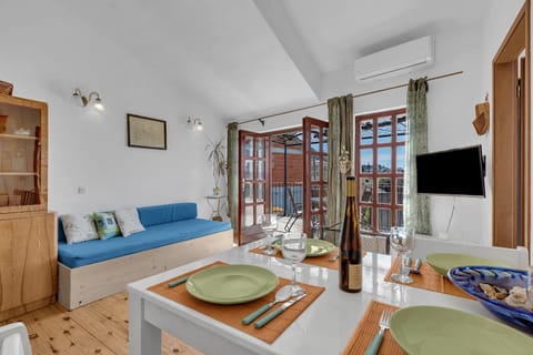 TV and multimedia, Living room, Food and drinks, Seating area, Dining area, Food, Drinks, Alcoholic drinks