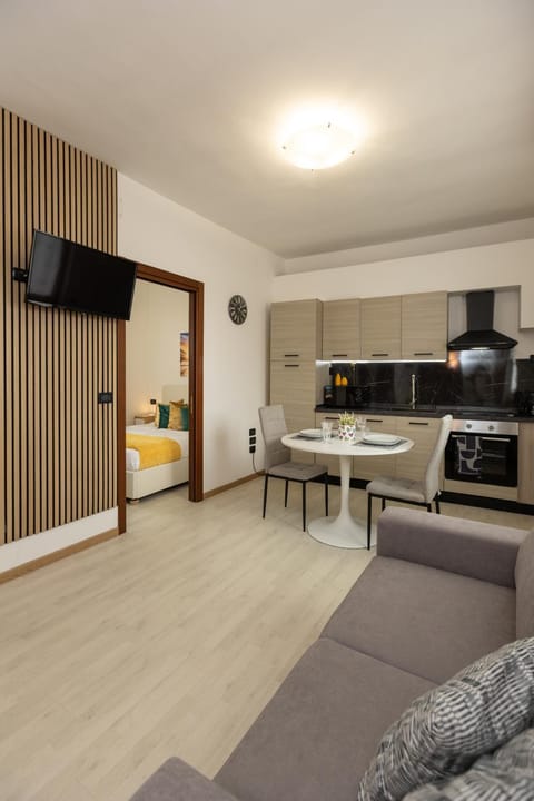 TV and multimedia, Kitchen or kitchenette, Living room, Seating area, Dining area, oven, pet friendly, stove